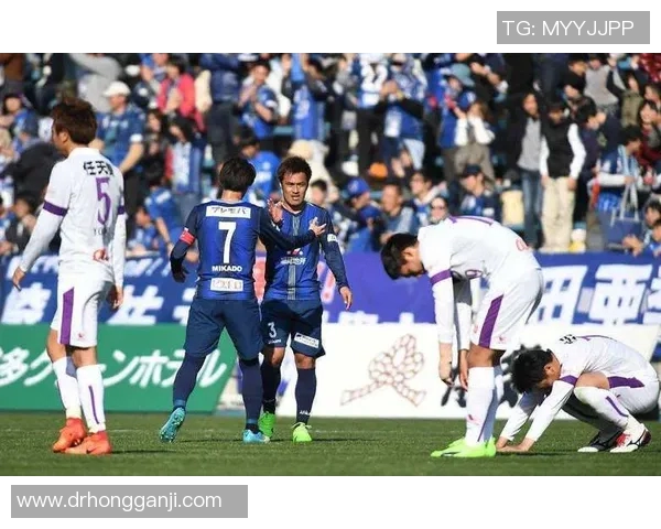 熊本深红与冈山绿雏的激烈对决展现足球魅力与团队精神 熊本深红与冈山绿雏的激烈对决展现足球魅力与团队精神